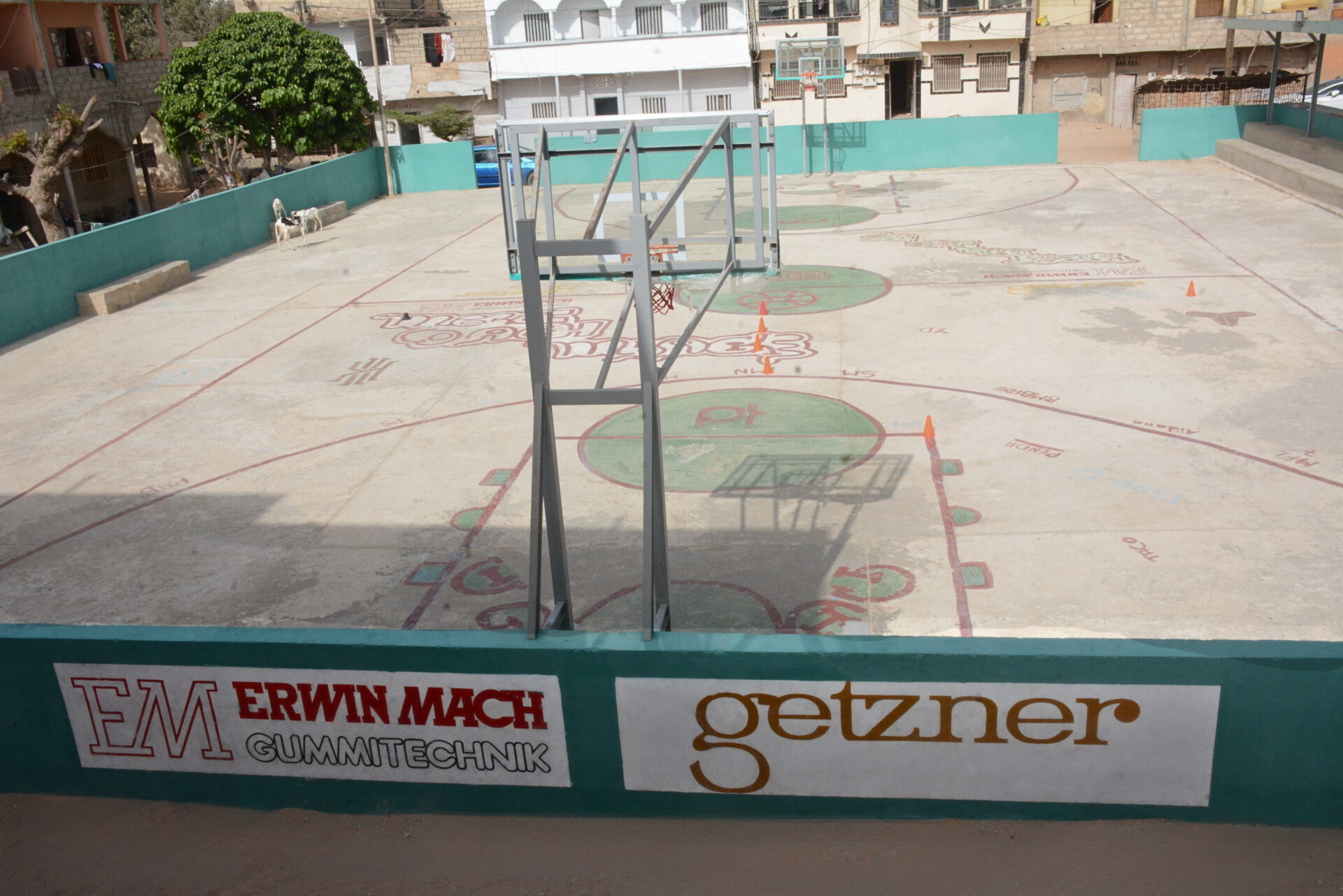 Basketbllplatz mit Logo von Erwin Mach Gummitechnik